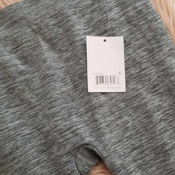 💕Cover Girl Grey 3/4 Legging Size S💕 - Picture 3 of 6